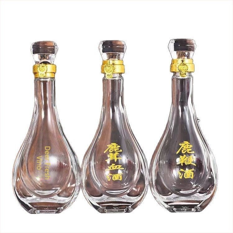 Staklena boca za piće, prozirna, zaobljena silueta; kapacitet 500 ml, težina 480 g; materijal: staklo; stil: kineski stil.