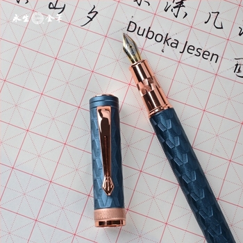 Nalivno pero 9717 – metalno kućište, iridijski vrh, rotirajući sustav dopune tinte (Model: 9717; Kućište: metal; Vrh: iridij; Dopuna tinte: rotirajući)