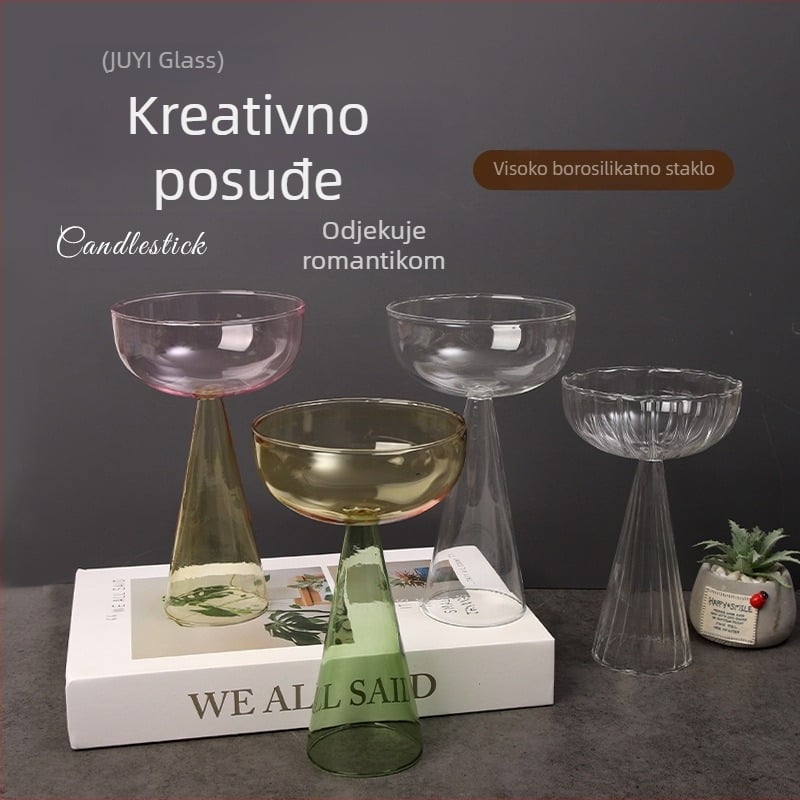 Staklene čaše s kontrastnim bojama za koktele, deserte, šampanjac i liker – moderan minimalistički dizajn