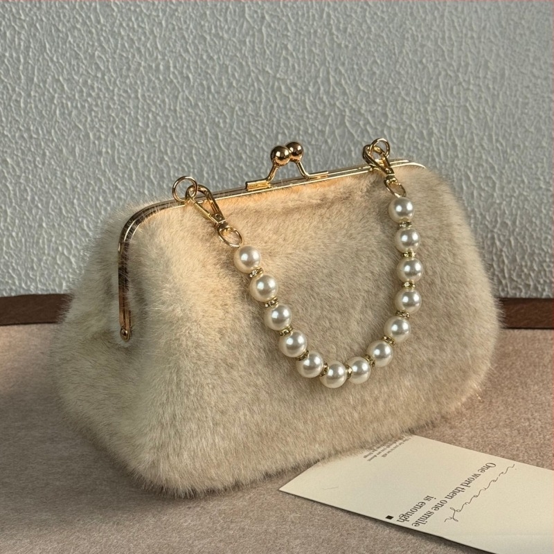 Ženska torba s lancem i krznom, jesen 2023 — retro minimalistička crossbody torba za ramena