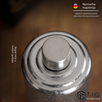 Titanijska bočica za vino – velika kapaciteta, cilindričnog oblika, zatvorena, prenosiva za vanjsku i kućnu upotrebu