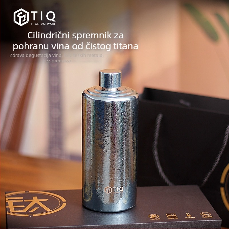 Titanijska bočica za vino – velika kapaciteta, cilindričnog oblika, zatvorena, prenosiva za vanjsku i kućnu upotrebu