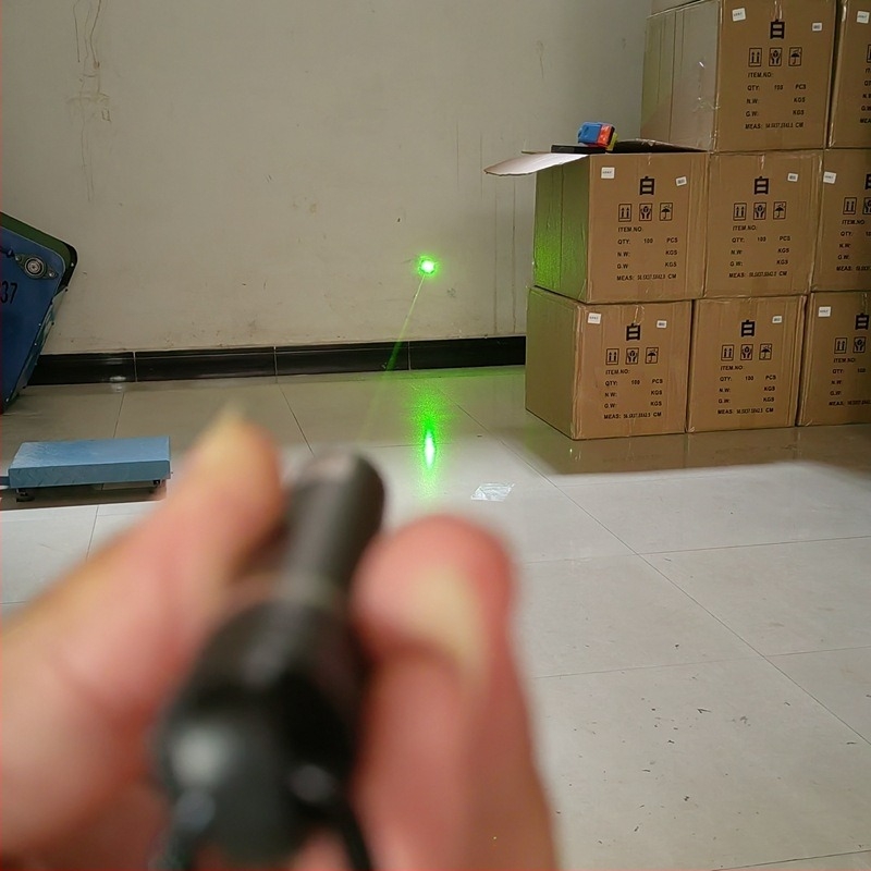 Aluminijski laser pointer zelene boje, USB punjenje, karabinski klip, otisak logotipa, prilagodba