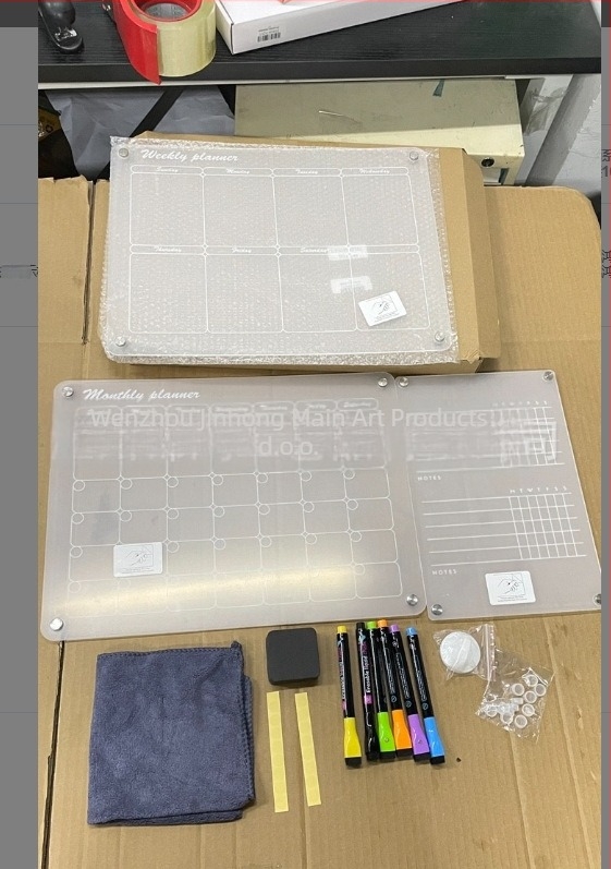 Dvostrana magnetska akrilna ploča za suho brisanje s visećim kalendarom