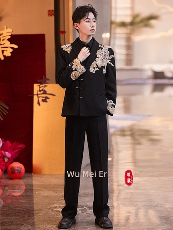 Mladoženin kostim u kineskom stilu sa stojećim ovratnikom, uski kroj, četiri sezone, tri gumba na prednjem dijelu