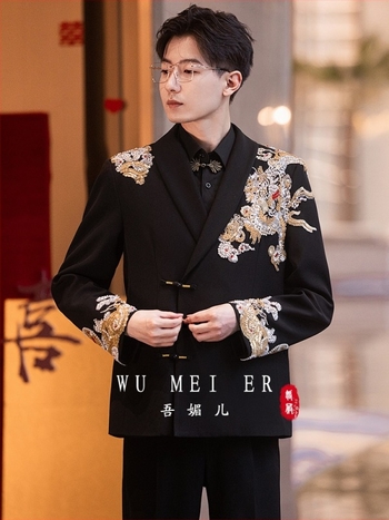 Mladoženin kostim u kineskom stilu sa stojećim ovratnikom, uski kroj, četiri sezone, tri gumba na prednjem dijelu