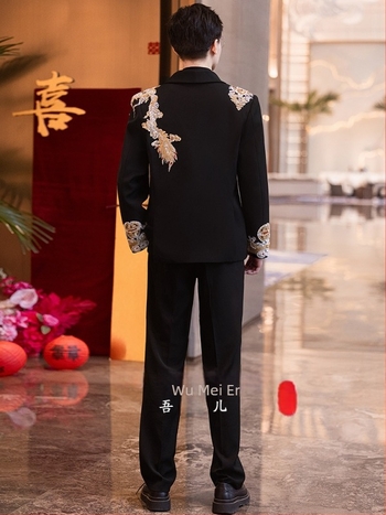 Mladoženin kostim u kineskom stilu sa stojećim ovratnikom, uski kroj, četiri sezone, tri gumba na prednjem dijelu