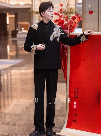 Mladoženin kostim u kineskom stilu sa stojećim ovratnikom, uski kroj, četiri sezone, tri gumba na prednjem dijelu