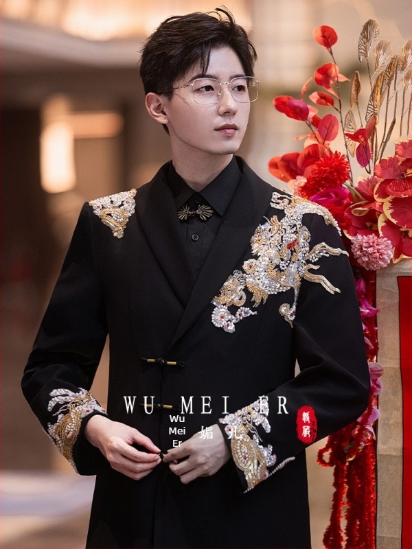 Mladoženin kostim u kineskom stilu sa stojećim ovratnikom, uski kroj, četiri sezone, tri gumba na prednjem dijelu