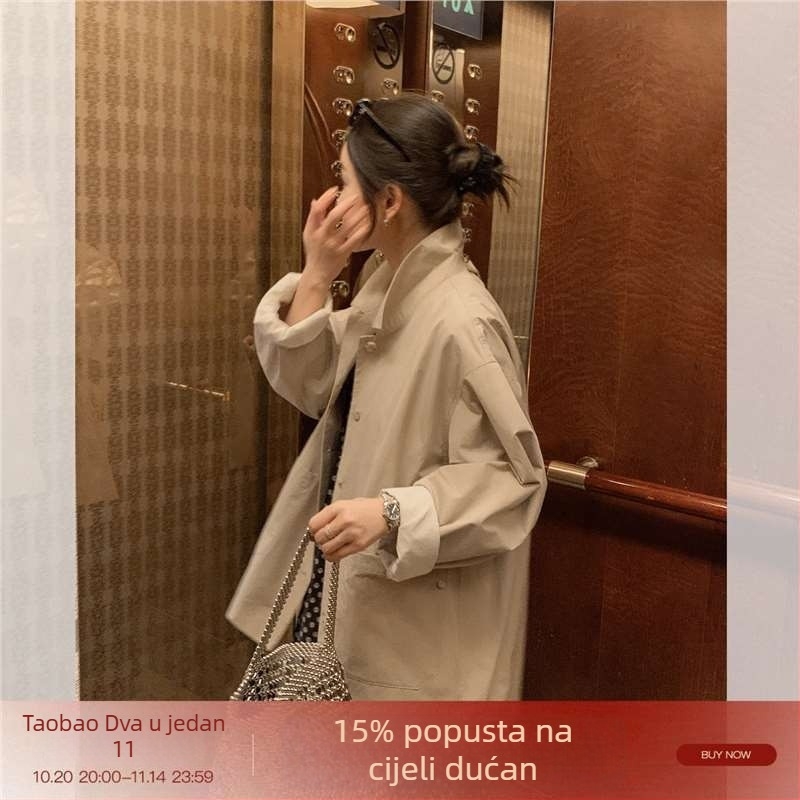 Ženska kratka jakna od pamukasto-mješavine, ležernog kroja, A-linija, duljina 65–80 cm, polo ovratnik, bez rukava.