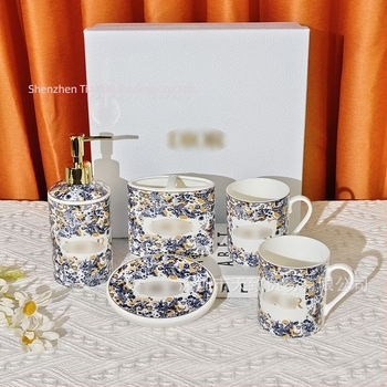 Set kupaonice od kostnog porculana, pet dijelova, uključuje čašu za ispiranje usta i držač za četkice, moderan luksuzni dizajn, mogućnost personalizacije i ispis logotipa
