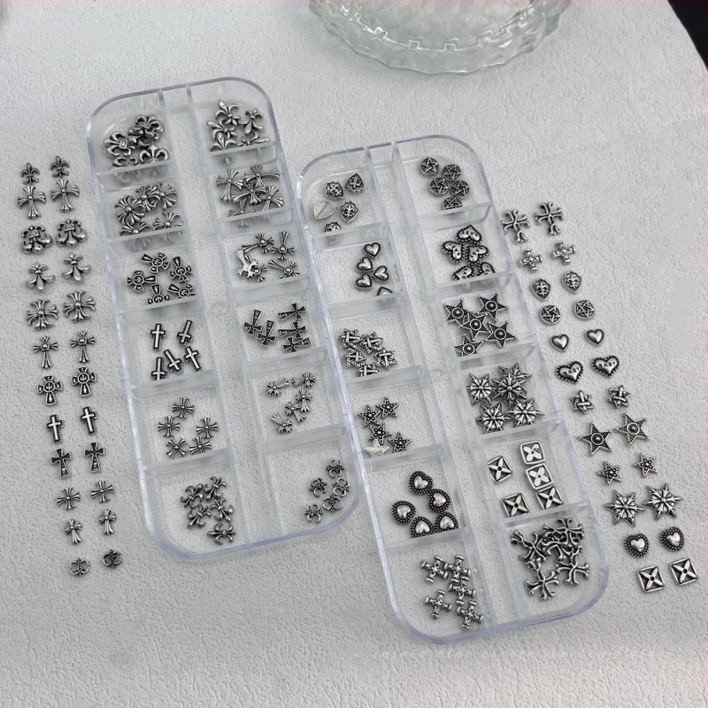 Set nakita za nokte – metalne sponke s motivima križa, srca i zvijezda, u kutiji s 12 pretinaca