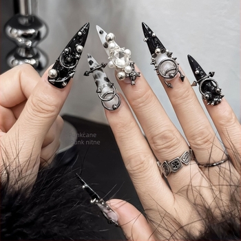 Kutija s 6 odjeljaka s miješanim ukrasima za nokte, metalni prsteni za nokte, punk stil