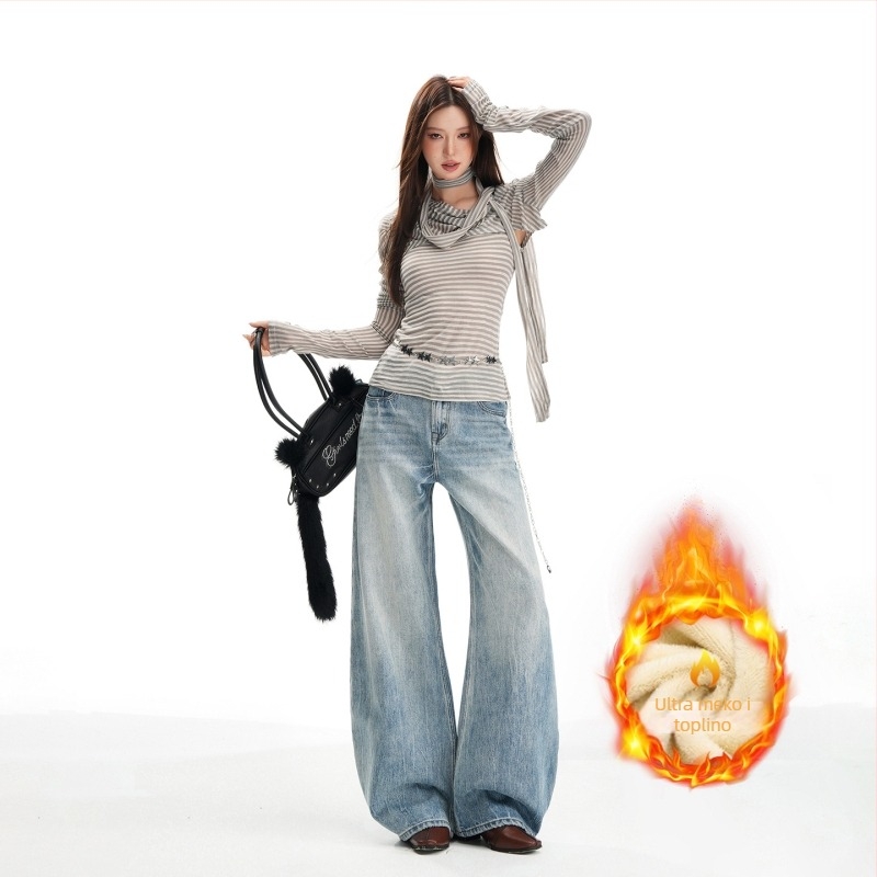 Traperice s krojem skimitar, široke nogavice, niski struk, izprani denim, velur detalj, 70–80% pamuka