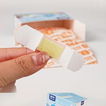 Vodootporni flaster – proziran, prozračan, visoka adhezija; materijal PE; debljina 0,05 mm; za kupanje i plivanje.