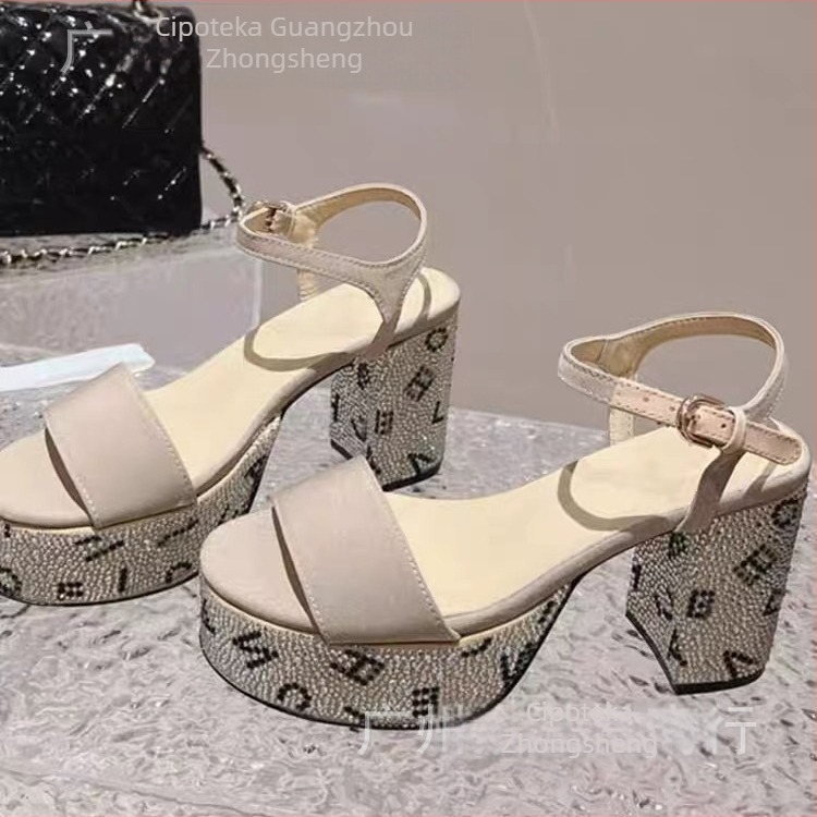 Sandal od satena s zaobljenim nosom, kopčanje na kopču, debeli blok pet iznad 8 cm, gumeni potplat