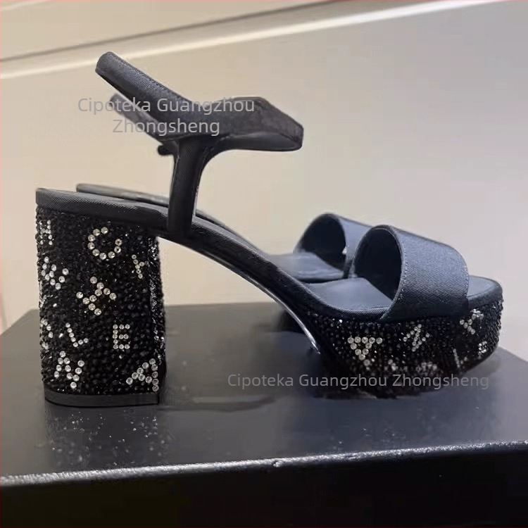 Sandal od satena s zaobljenim nosom, kopčanje na kopču, debeli blok pet iznad 8 cm, gumeni potplat