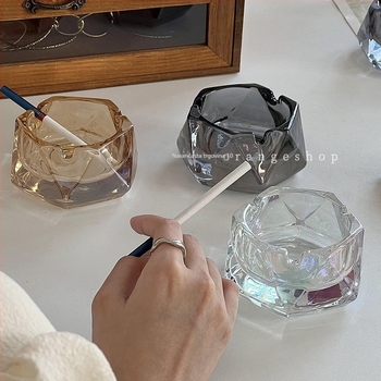 Pepelnjak od stakla s dijamantno-kutnim dizajnom – minimalistički stil, dekorativan i skladišni prostor, višekratna upotreba, tisk logotipa nije moguć