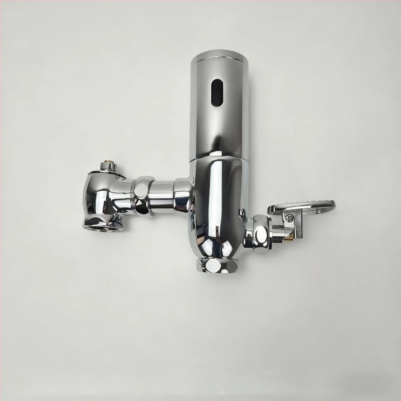 Senzorska pedala dvostruke namjene za ispiranje klozeta, DC/AC napajanje po izboru, tlak vode 4 kg, vrijeme ispiranja 6–8 s, izlaz 1 inč