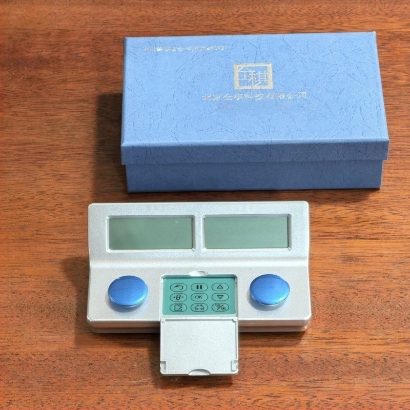 Elektronički šahovski tajmer s funkcijom pauze, protuklizna podloga, zaslon s 2 reda, težina 330 g, za šah i kartične igre