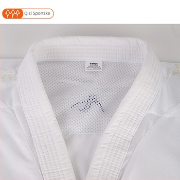 Karate gi za Kumite - elastičan, lagan s mrežastim dizajnom, poliester-pamuk smjesa (65% poliester)