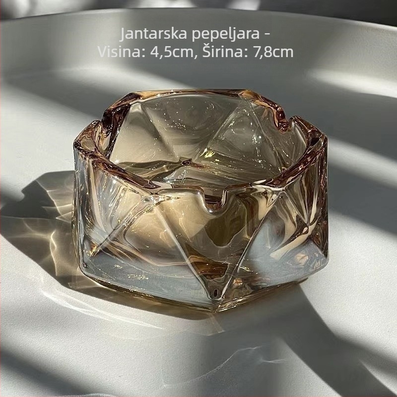 Staklena pepeljara, jednostavnog ali elegantnog stila, s dekorativnim i skladišnim značajkama, pogodna kao dar za dom ili ured.