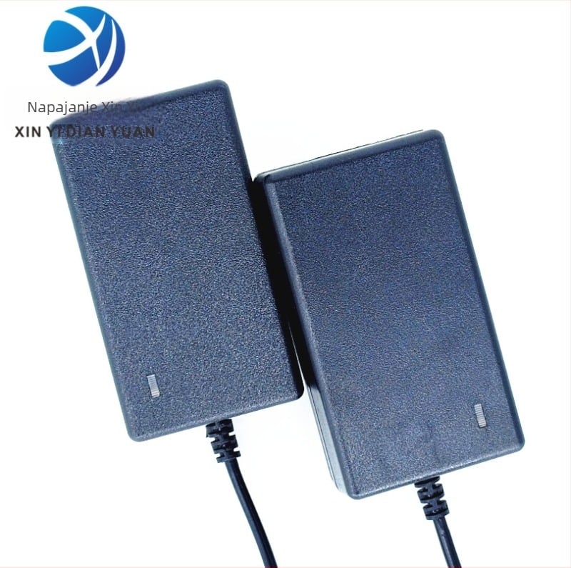 Xinxin punjač za 18650 litijsku bateriju – ulaz AC100-240V, izlaz DC12.6V 2A, punjenje konstantnim strujom i konstantnim naponom