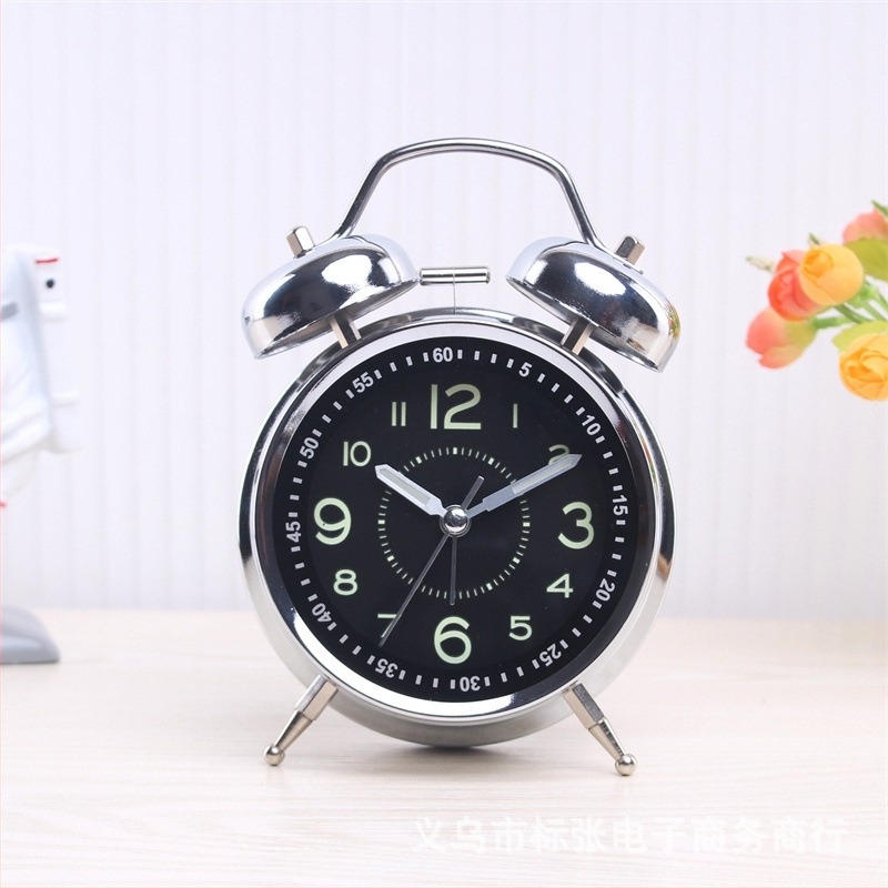 Alarmni sat s metalnim kućištem i brojčanikom, LCD zaslon i analogne kazaljke, pogon Aishida, napajanje baterijom, glatko kretanje sekunde