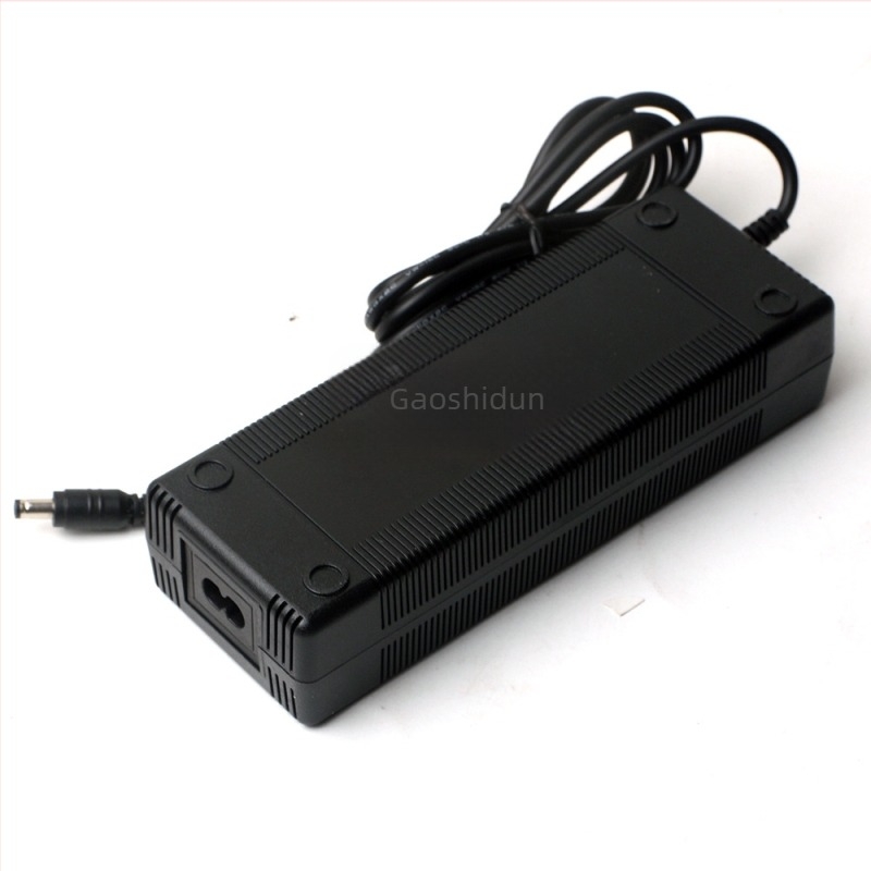 Goshton punjač litijevih baterija, 29.4V5A; ulaz AC100-240V; izlaz 29.4V5A; serija 29.4V; hlađenje ventilatorom