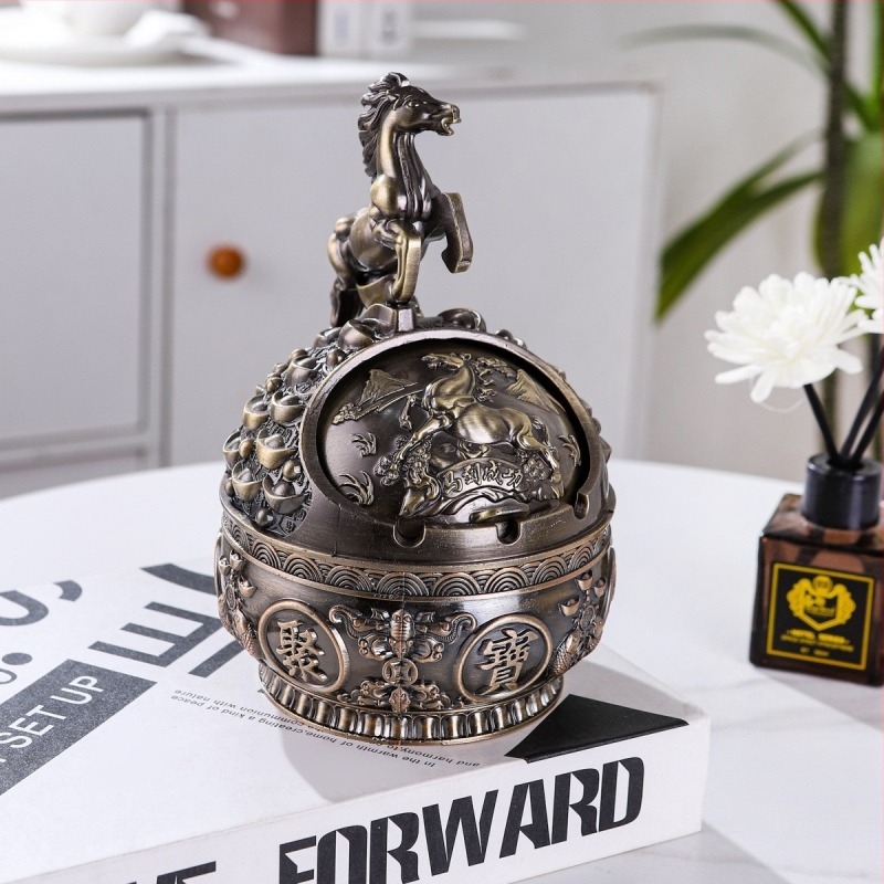 Metalni pepelnjak s preklopnim poklopom, dizajn dvanaest znakova zodijaka i motiv košare plodova, moguć ispis logotipa