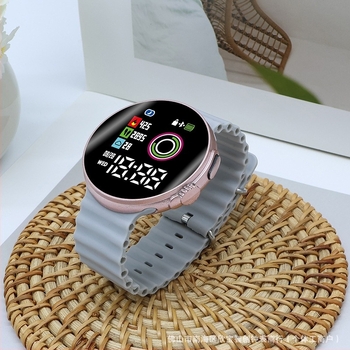 Elektronički sat za vanjske sportove s kvadratnim cifernikom, brojčanim prikazom, elektroničkim mehanizmom, plastičnim kućištem i plastičnim kaišem