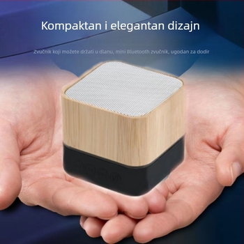 Bambusni Bluetooth zvučnik s graviranim logom, kvadratni bežični mini zvučnik — Bluetooth 5.3, 60 Hz–15 kHz, ≥85 dB SNR, domet 10 m, baterija 500–800 mAh
