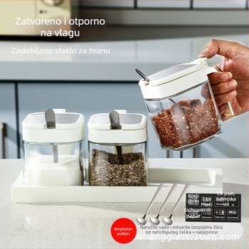 Stakleni set posuda za začine u kuhinji