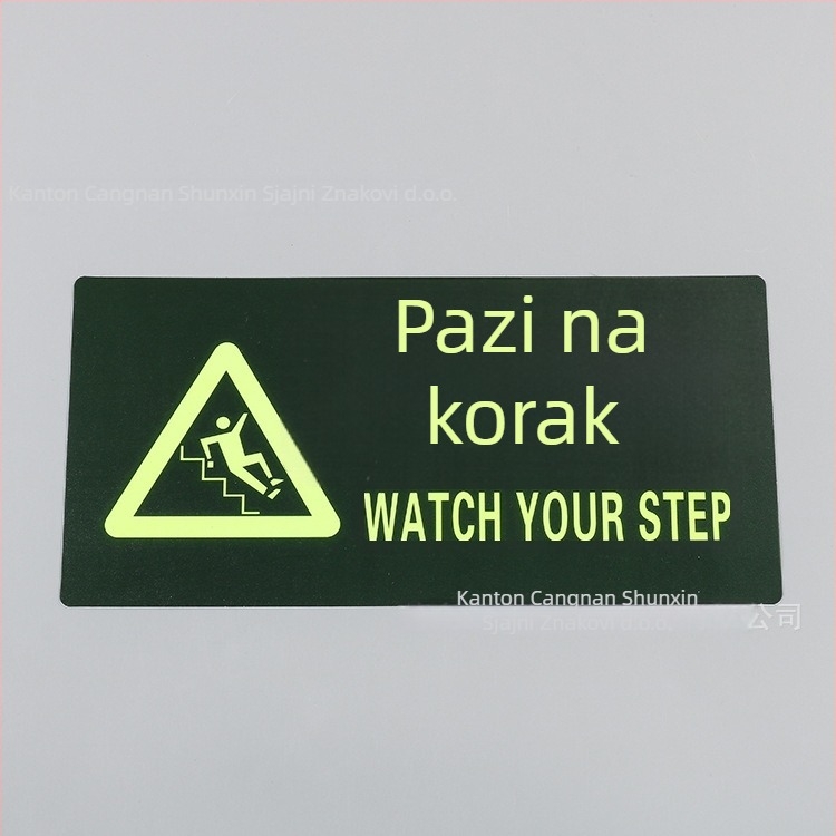 Evakuacijski znak – svjetleći PVC, vodootporan i otporan na habanje, s reflektirajućom površinom za javne prostore; sadržaj: sigurni izlaz