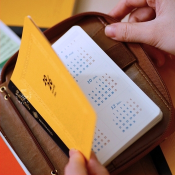 Bilježnica s šivanom povezom, Dowling papir, 100 g, 50–100 stranica, minimalistički stil, cjelogodišnji kalendar i mjesečni planovi za 2026.