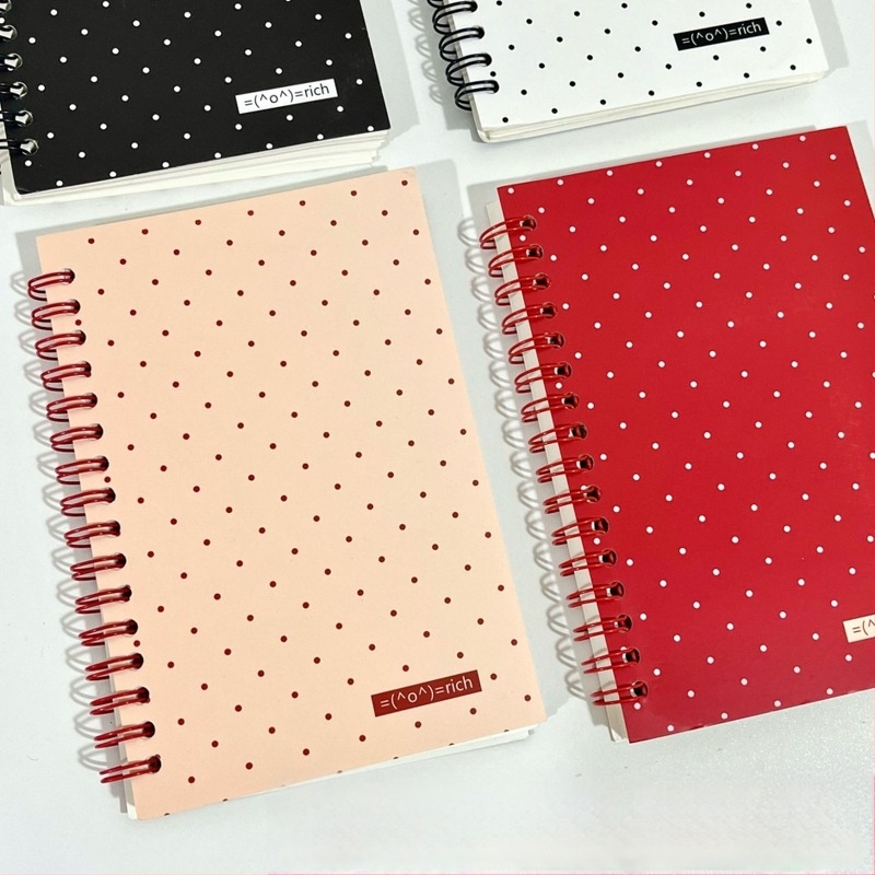 Dvostrani bilježnica s blokovima boja i točkicama, minimalistno-retro Instagram stil, studentska spiralna bilježnica