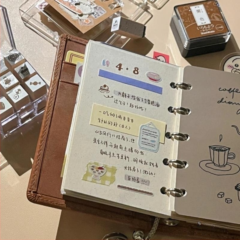 Bilježnica s koricom od umjetne kože, s vezom listova (loose-leaf), papir od drvene pulpe 40 g/m², poslovni uredski stil