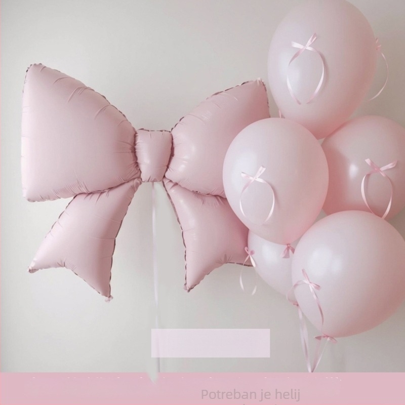 Mat ružičasti balon u obliku mašne i srca od aluminijske folije – dekoracija za fotografiranje na dječjem rođendanu