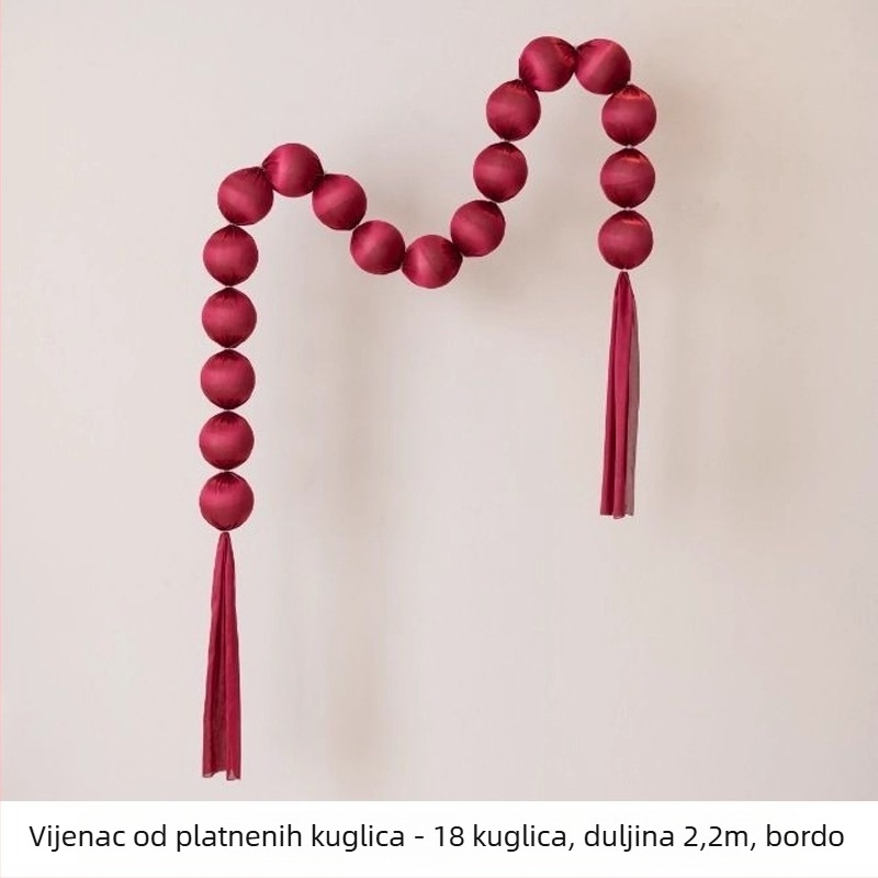 Vjenčani rekviziti: šarena platnena lanac kuglica za pozadinu vitrine i prostor za potpisivanje; viseće pjenaste kuglice.