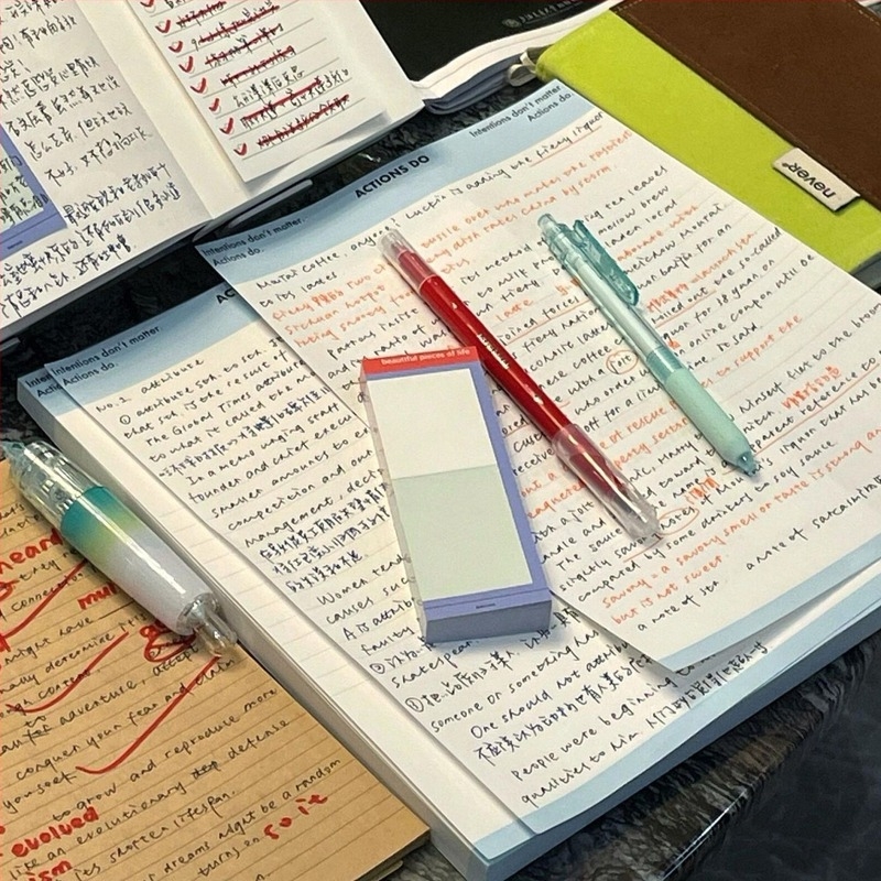 Bilježnica s karikaturnim stilom, nije ljepiva, bez IP licence, generička marka