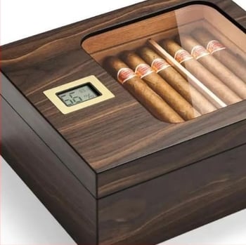 Ugrađeni digitalni higrometar za cigare u kvadratnoj drvenoj kutiji