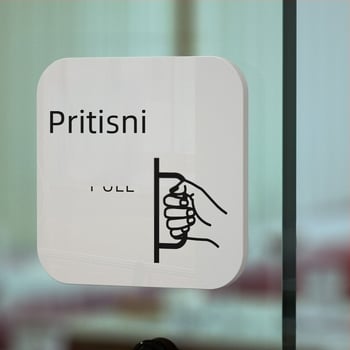 Akrilni znak za klizna vrata – podsjetnik za ulaz/izlaz; UV tisak; Materijal: akril; Namjena: ured; Marka: Hao Long