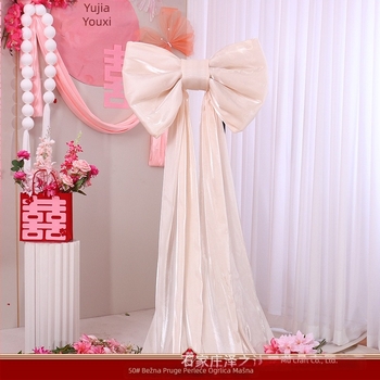 Ogromna mašna od flokiranog materijala, gotov proizvod za svadbenu dekoraciju