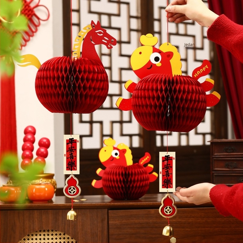 Uređaj za ukrašavanje prostora – Viseća dekoracija od tikve s kuglom od pčelinje saće, kartonska konstrukcija, za Novu godinu i Proljetni festival (Godina Konja), Šifra QHG2026043