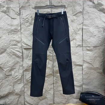Lagane outdoor hlače od softshell materijala, ravni kroj, s pojasom i zatvaračem, prozračne, odvode vlagu i vjetar otporne, ljetne sportske hlače.