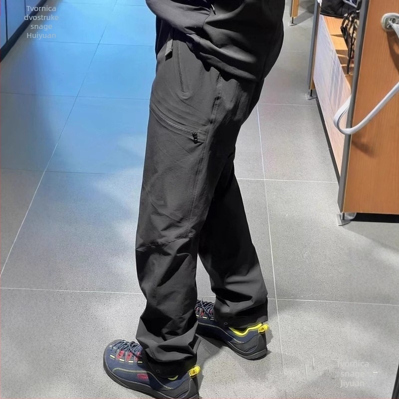 Lagane outdoor hlače od softshell materijala, ravni kroj, s pojasom i zatvaračem, prozračne, odvode vlagu i vjetar otporne, ljetne sportske hlače.