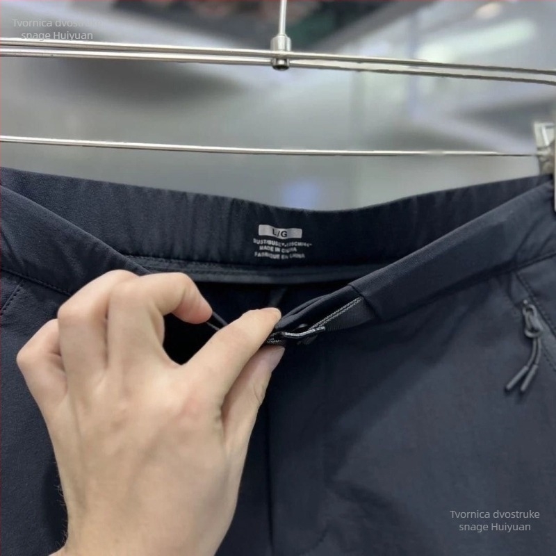 Lagane outdoor hlače od softshell materijala, ravni kroj, s pojasom i zatvaračem, prozračne, odvode vlagu i vjetar otporne, ljetne sportske hlače.