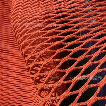 Vanjska obiteljska penjačka mreža s trampolinom — mreža 4 cm, debljina užeta 5 mm; funkcije: penjanje, zaštita, dekoracija; namijenjeno zabavnim parkovima, trgovačkim centrima, parkovima i vrtićima; Dimension One