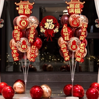 Balon dekoracije za novi dom, postavljanje scene za dnevni boravak i rekviziti za useljenje