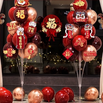 Balon dekoracije za novi dom, postavljanje scene za dnevni boravak i rekviziti za useljenje